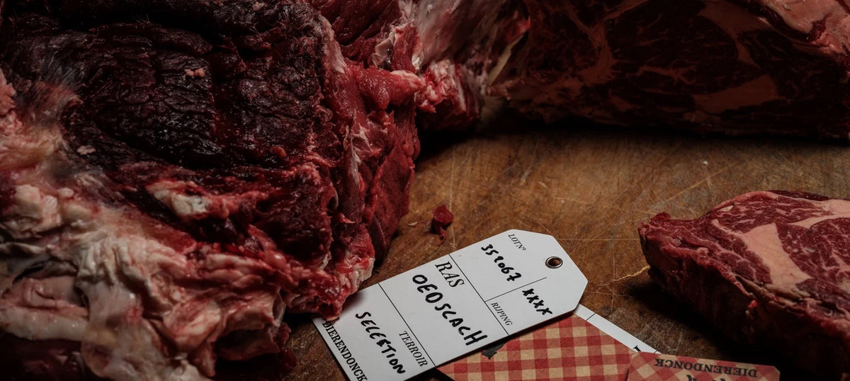 Versneden vlees met Dierendonck-labels op een houten werkblad