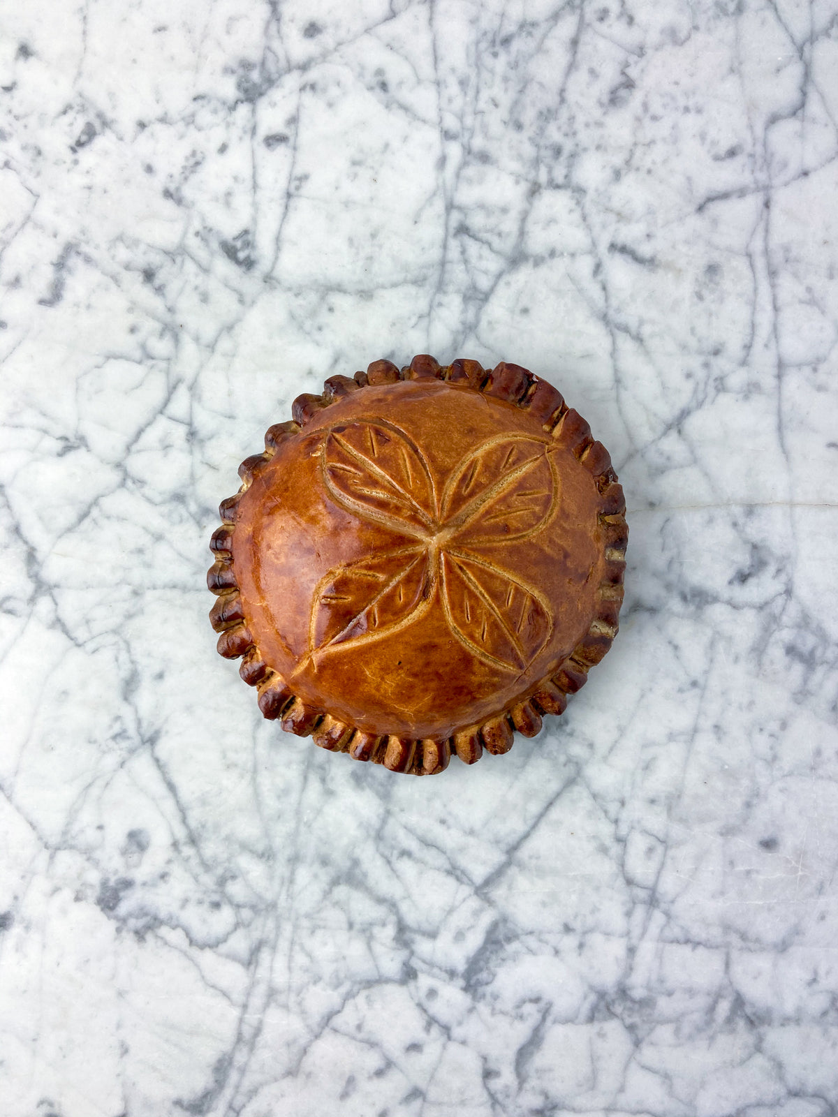 Pithivier gemaakt van verse bladerdeeg met foie gras de canard, heerlijk geplukte kip, varkensvlees en girolles